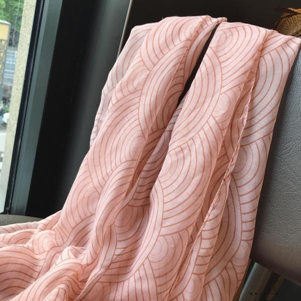 Модерен ефирен дмаски шал с пискюли в розов цвят