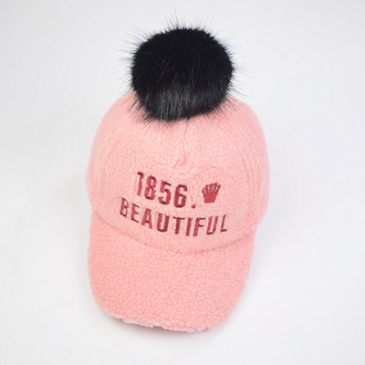 Вълнена детска шапка с козирка и пухче