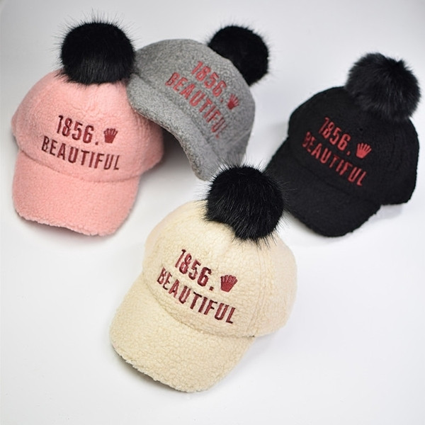 Вълнена детска шапка с козирка и пухче