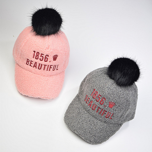 Вълнена детска шапка с козирка и пухче