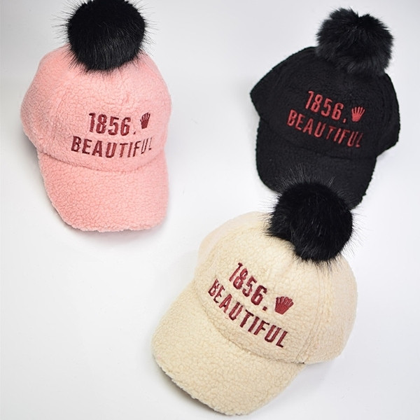 Вълнена детска шапка с козирка и пухче