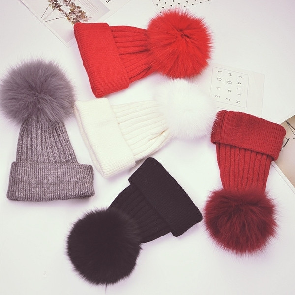 Κομψό χειμωνιάτικο καπέλο σε πολλά χρώματα με χνούδι