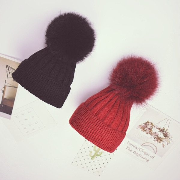 Κομψό χειμωνιάτικο καπέλο σε πολλά χρώματα με χνούδι