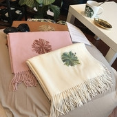 Μοντέρνα κασκόλ καθημερινής κυρίας με ενδιαφέρον κεντήματα σε τρία χρώματα