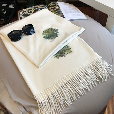 Μοντέρνα κασκόλ καθημερινής κυρίας με ενδιαφέρον κεντήματα σε τρία χρώματα