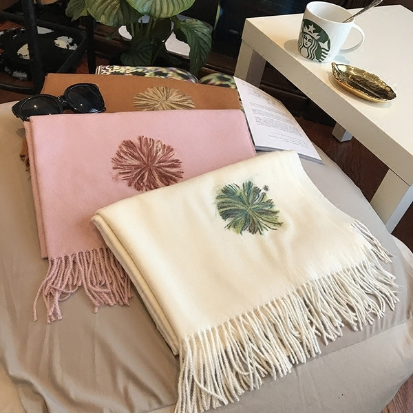 Μοντέρνα κασκόλ καθημερινής κυρίας με ενδιαφέρον κεντήματα σε τρία χρώματα