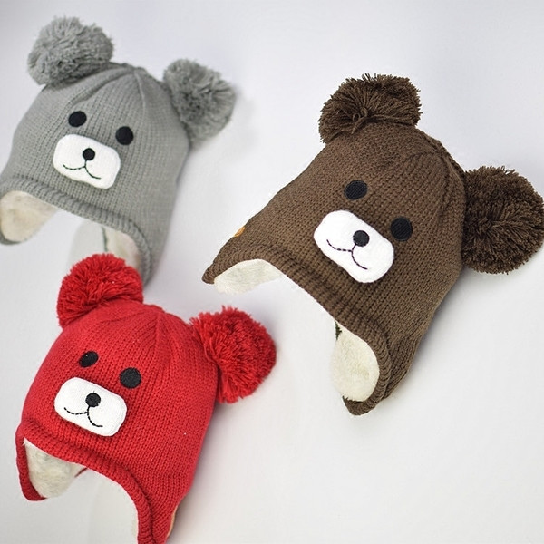 Топла детска плетена шапка с декорация