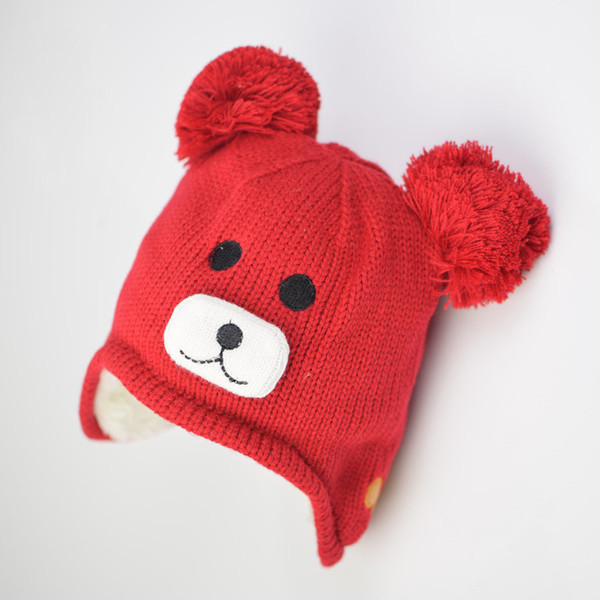Топла детска плетена шапка с декорация