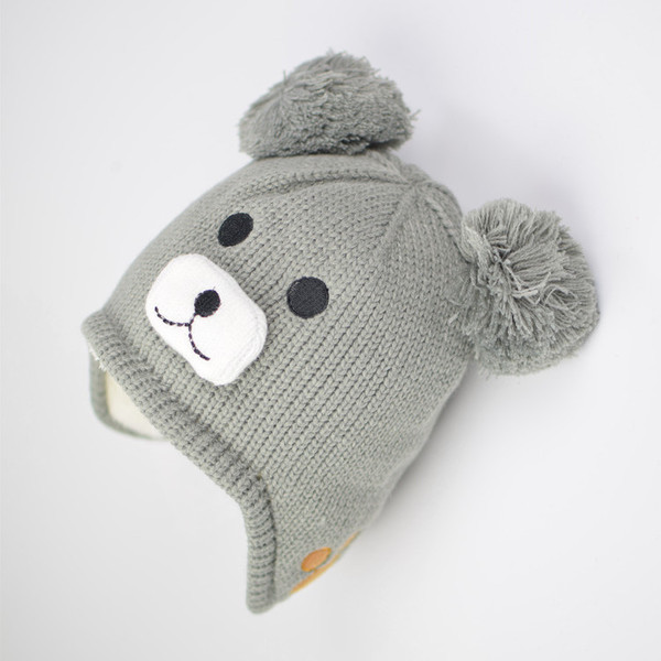 Топла детска плетена шапка с декорация