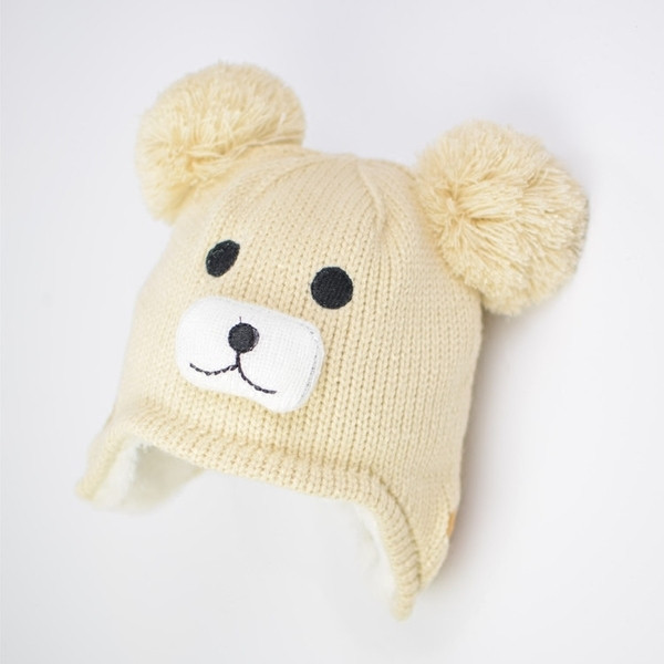 Топла детска плетена шапка с декорация