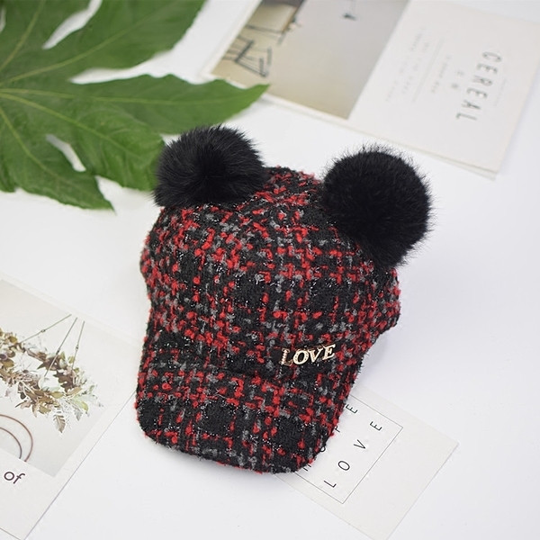 Вълнена детска шапка с козирка и пухчета,с  метален надпис