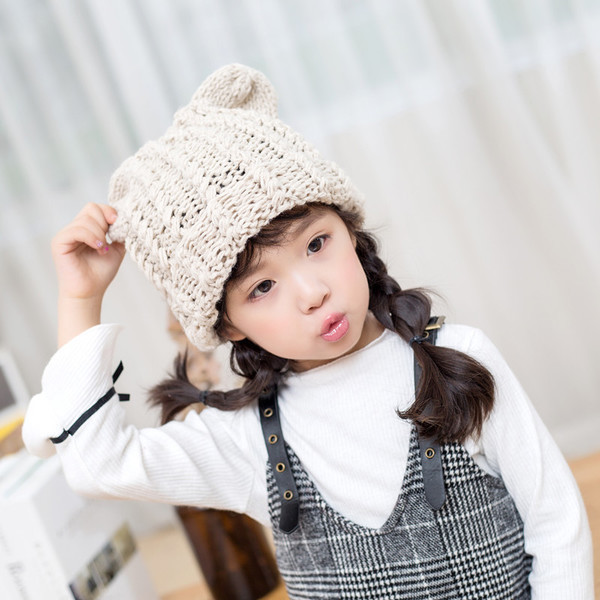 Семпла плетена шапка в два цвята