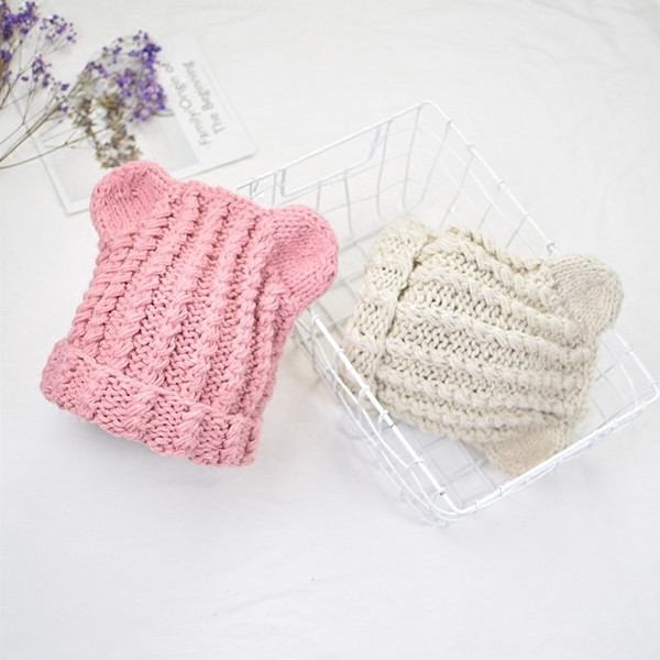 Семпла плетена шапка в два цвята