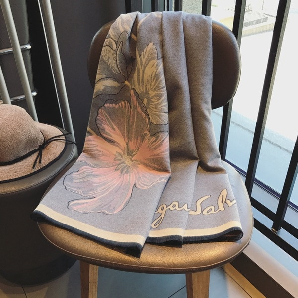 Стилен и мек есенно-зимен дамски шал с флорален мотив и надпис в два цвята