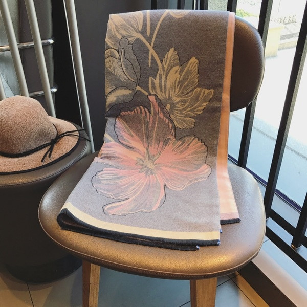 Стилен и мек есенно-зимен дамски шал с флорален мотив и надпис в два цвята