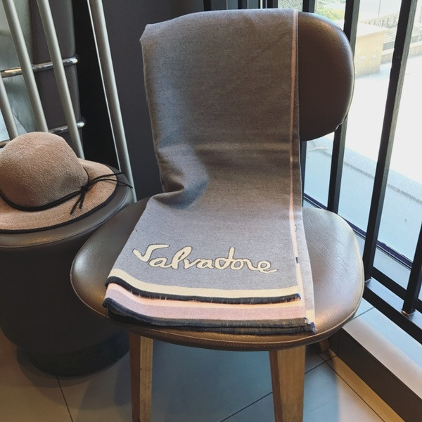 Стилен и мек есенно-зимен дамски шал с флорален мотив и надпис в два цвята