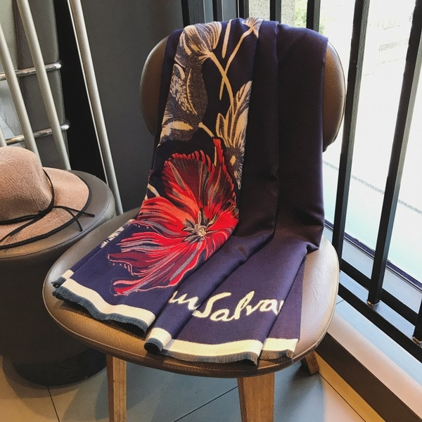 Стилен и мек есенно-зимен дамски шал с флорален мотив и надпис в два цвята