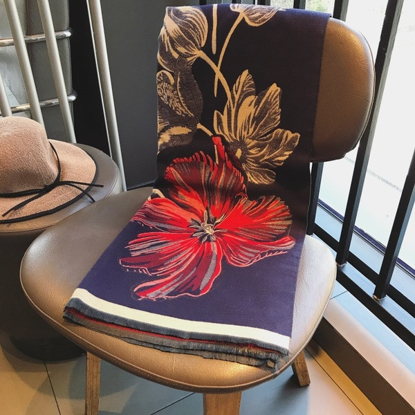 Стилен и мек есенно-зимен дамски шал с флорален мотив и надпис в два цвята