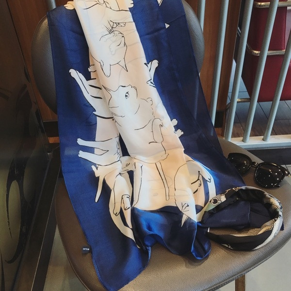 Ежедневен дамски шал с интересна апликация