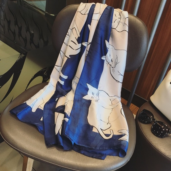 Ежедневен дамски шал с интересна апликация