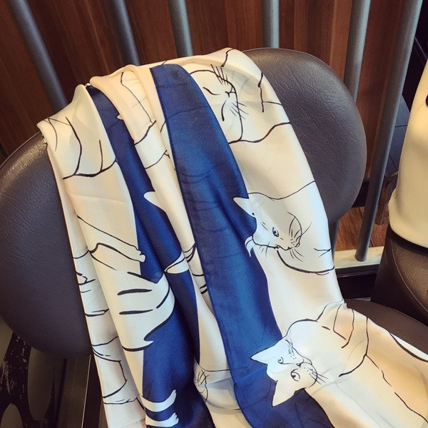 Ежедневен дамски шал с интересна апликация