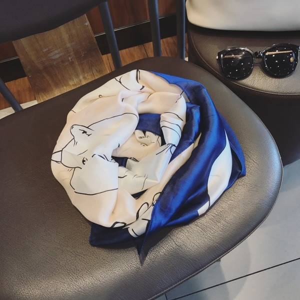 Ежедневен дамски шал с интересна апликация