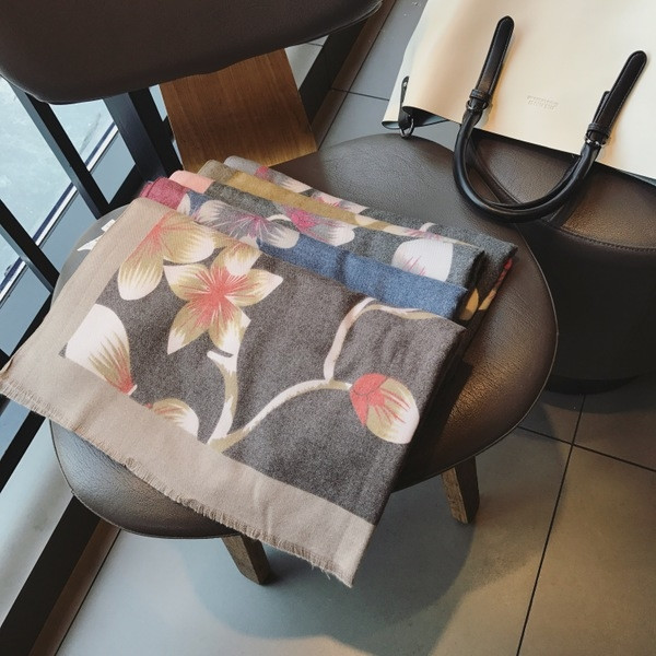 Модерен есенно-зимен мек дамски шал с интересен принт в четири цвята