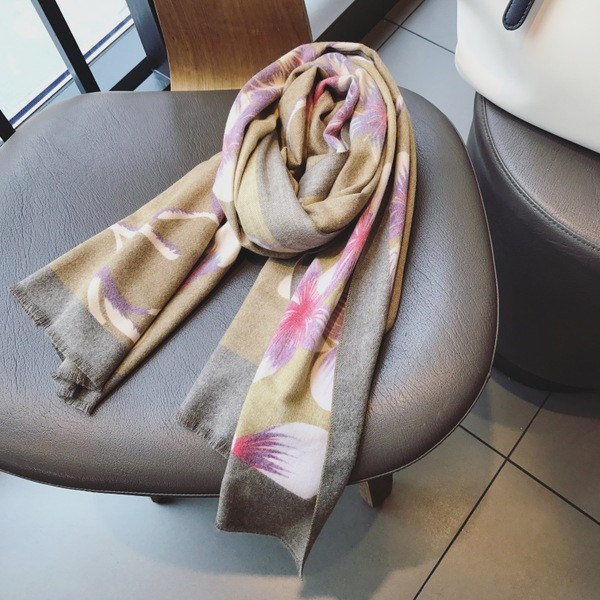 Модерен есенно-зимен мек дамски шал с интересен принт в четири цвята