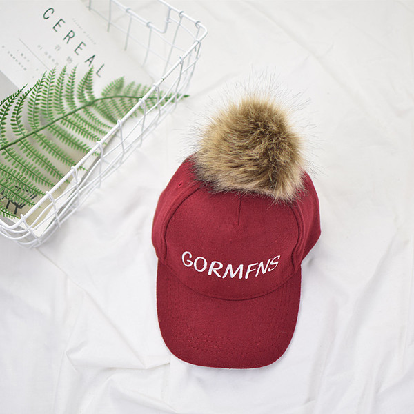 Детска ежедневна шапка - унисекс с козирка и пух