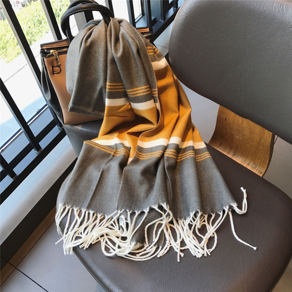 Нежен ежедневен дамски шал в меки цветове 