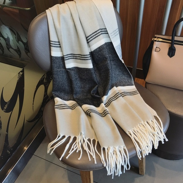 Нежен ежедневен дамски шал в меки цветове 