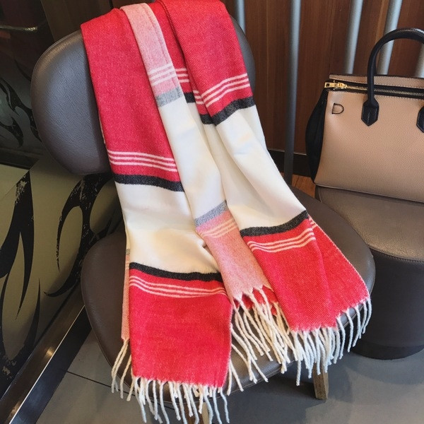 Нежен ежедневен дамски шал в меки цветове 