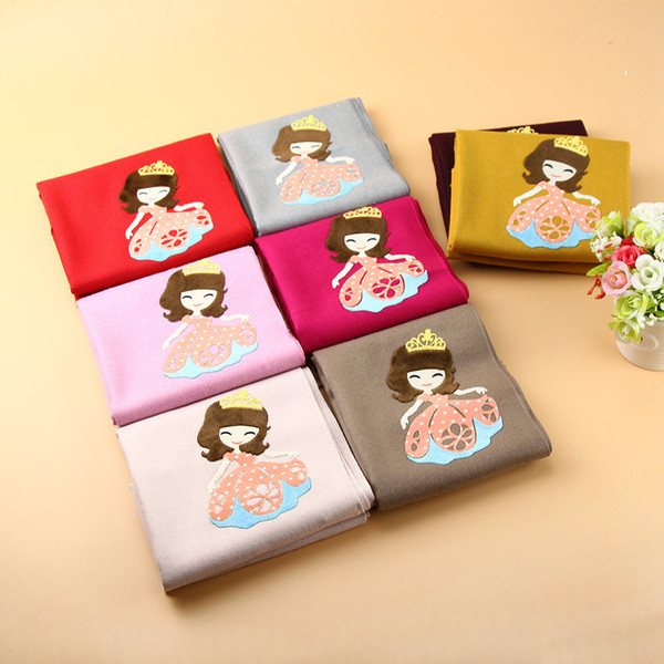 Детски шал за момичета с ресни и апликация