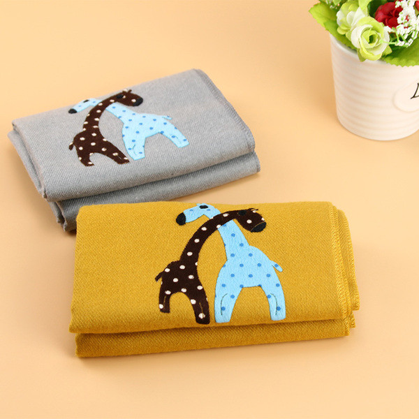 Топъл детски шал - унисекс, с бродерия