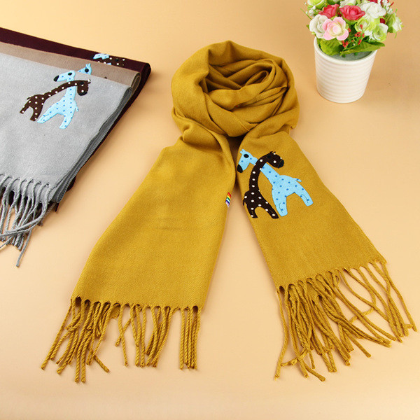 Топъл детски шал - унисекс, с бродерия