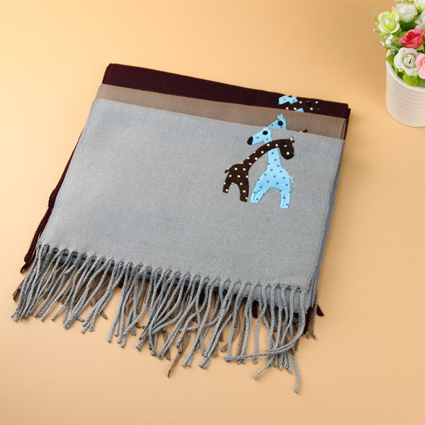 Топъл детски шал - унисекс, с бродерия