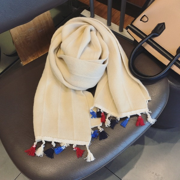 Мек и топъл есенно-зимен шал от фино плетиво с цветни пискюли в четири цвята