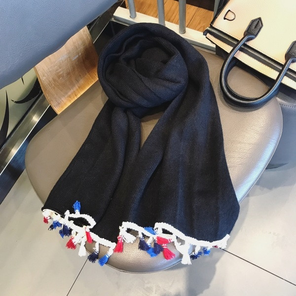 Мек и топъл есенно-зимен шал от фино плетиво с цветни пискюли в четири цвята