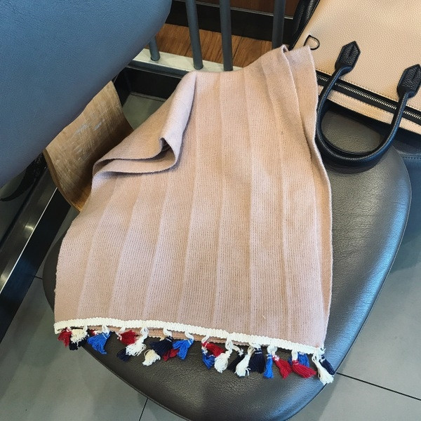 Мек и топъл есенно-зимен шал от фино плетиво с цветни пискюли в четири цвята