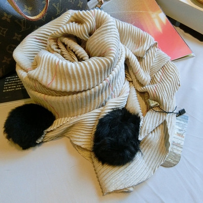 Спортно-елегантен дамски шал с пухени черни топки в два цвята