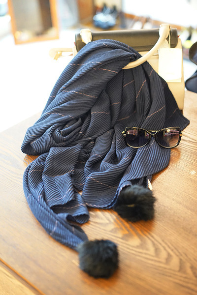 Спортно-елегантен дамски шал с пухени черни топки в два цвята