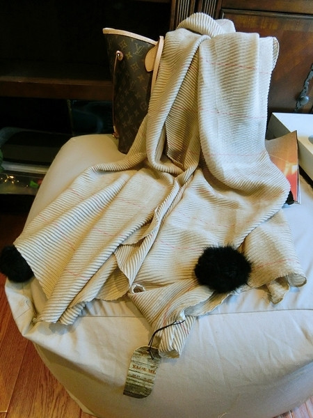 Спортно-елегантен дамски шал с пухени черни топки в два цвята