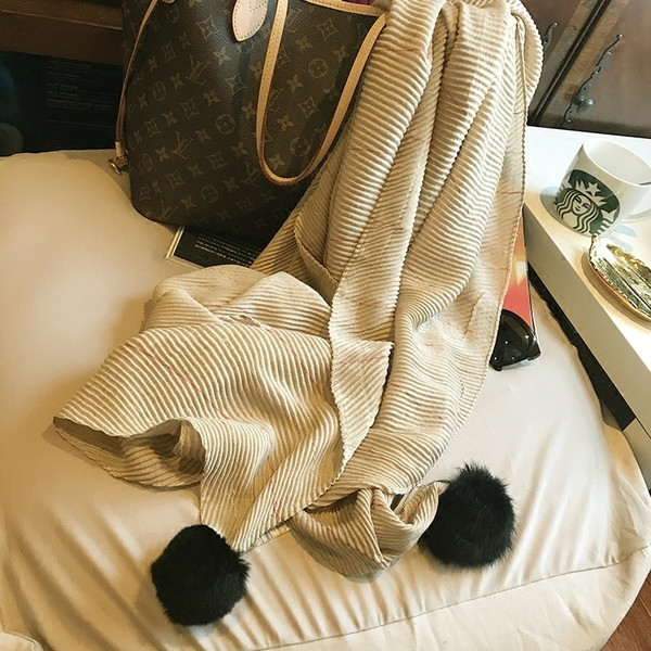 Спортно-елегантен дамски шал с пухени черни топки в два цвята