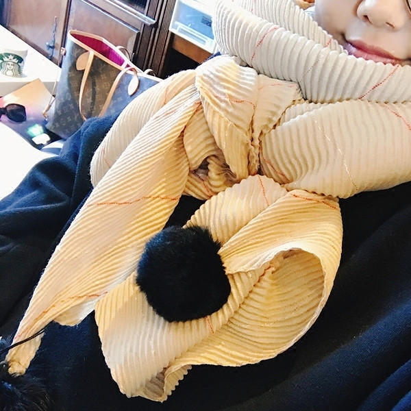 Спортно-елегантен дамски шал с пухени черни топки в два цвята