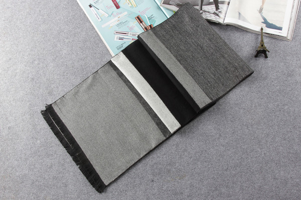 Елегантен мъжки шал в меки цветове