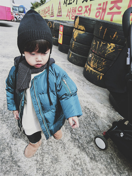 Семпла плетена детска шапка с връзки