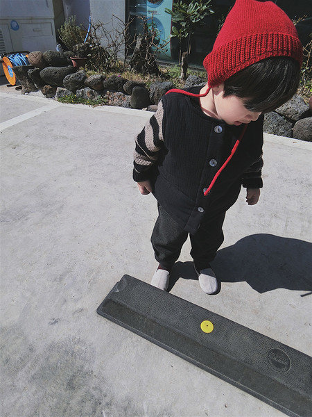 Семпла плетена детска шапка с връзки