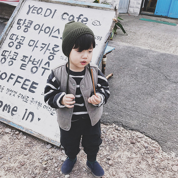 Семпла плетена детска шапка с връзки