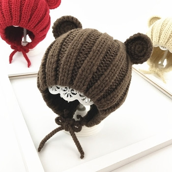 Бебешка плетена шапка с връзки и ушички