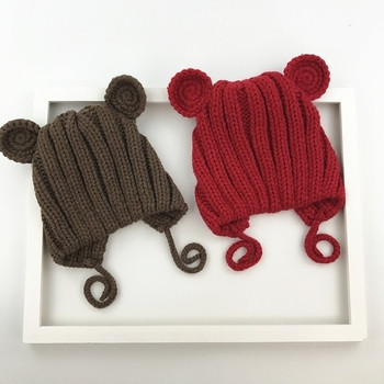 Бебешка плетена шапка с връзки и ушички